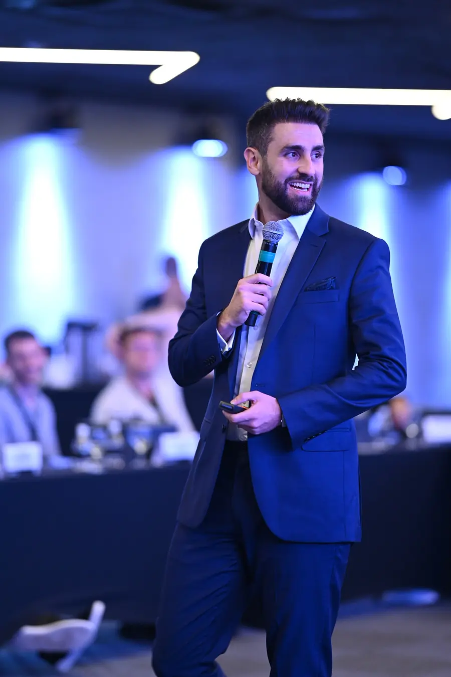 Léo Soares apresentando estratégias de IA para empresários